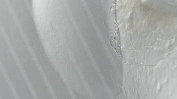 Brûler du papier au centre sur un fond noir 