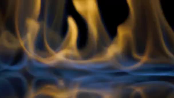 Plameny spálit na povrchu zrcadla na černém pozadí — Stock video