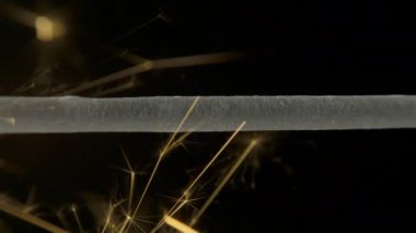 Bengal ateş koyu siyah arka plan üzerinde Noel maytap