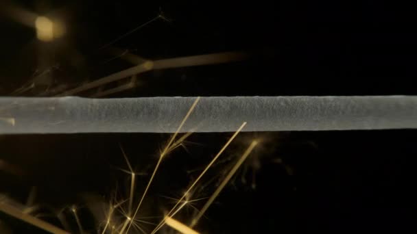 Feu du Bengale sur fond noir foncé, Noël scintillant 