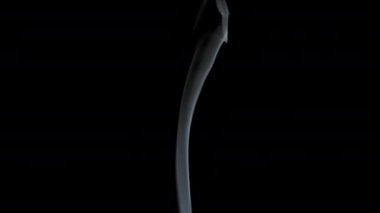 Soyut Beyaz mavi duman dalgalar yavaş hamle siyah arka plan üzerine