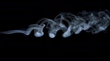 Soyut Beyaz mavi duman dalgalar yavaş hamle siyah arka plan üzerine