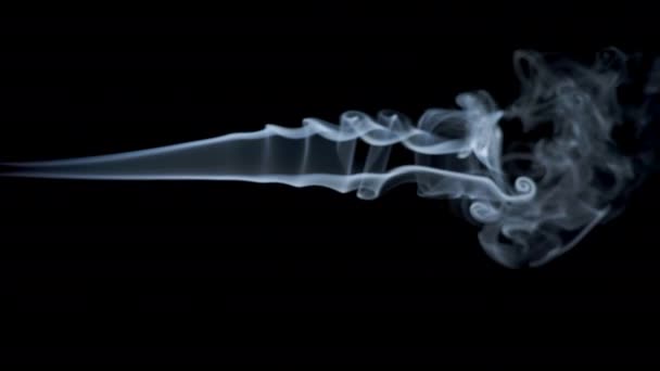 Ondas de humo azul blanco abstracto se mueve lentamente sobre el fondo negro — Vídeo de stock