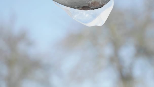 El agua fluye de los carámbanos en el techo, tiempo de primavera — Vídeo de stock