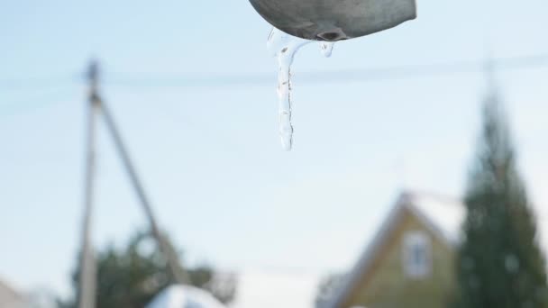 El agua fluye de los carámbanos en el techo, tiempo de primavera — Vídeos de Stock