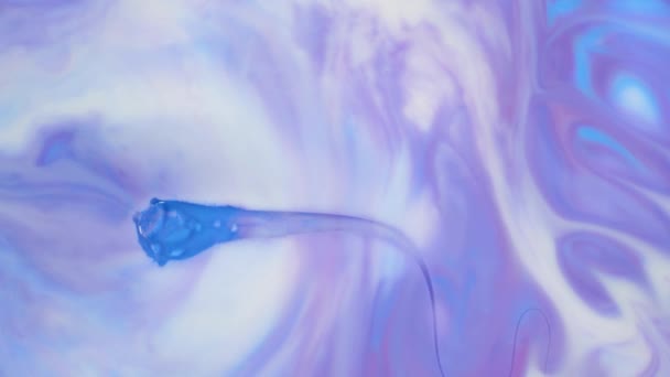 Pintura colorida bela propagação em líquido, tiro em tempo real — Vídeo de Stock