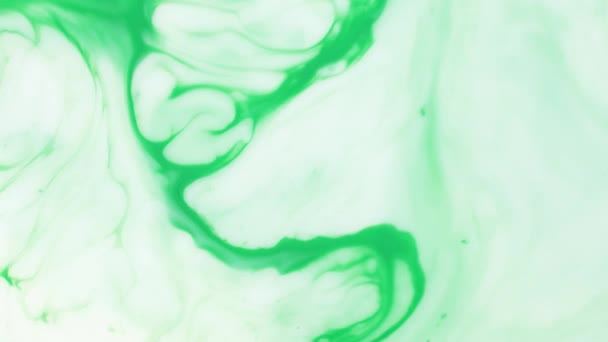 Peinture colorée belle propagation en liquide, plan en temps réel 