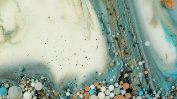 Peinture colorée dans les bulles se déplace organiquement dans le liquide 