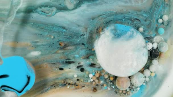 Kleurrijke verf in bubbels beweegt biologisch in de vloeistof — Stockvideo