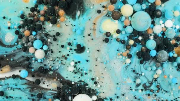 Peinture colorée dans les bulles se déplace organiquement dans le liquide — Video