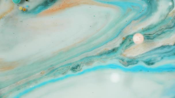 Peinture colorée avec des particules d'argent se déplace organiquement dans le liquide — Video