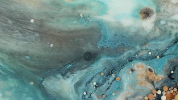 Pintura colorida en burbujas se mueve orgánicamente en el líquido — Vídeos de Stock