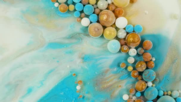 气泡中五颜六色的油漆在液体中有机移动 — 图库视频影像