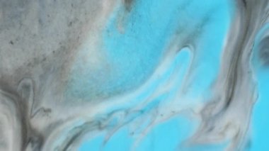 Renkli boya gümüş parçacıkları ile organik sıvı içinde taşır