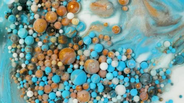 Kleurrijke verf in bubbels beweegt biologisch in de vloeistof — Stockvideo