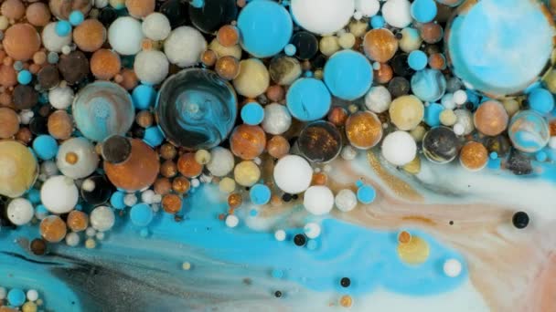 Pintura colorida en burbujas se mueve orgánicamente en el líquido — Vídeos de Stock