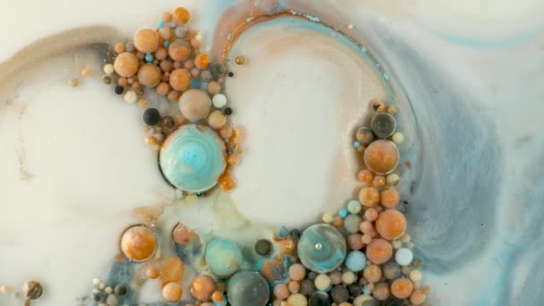 Барвиста фарба в бульбашках органічно рухається в рідині — стокове відео