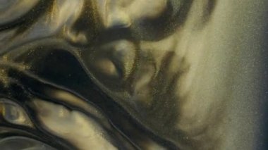 Renkli altın kum organik renkli sıvı içinde taşır