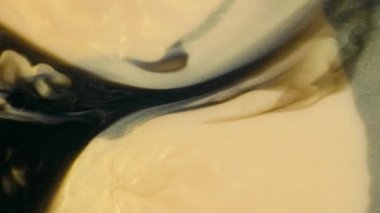 Renkli altın kum organik renkli sıvı içinde taşır