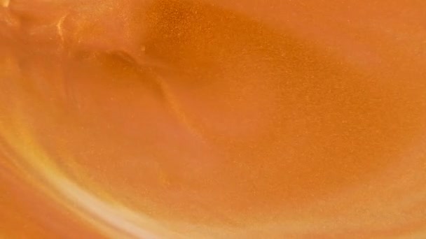 Barevný písek zlatý organicky pohybuje v barevné kapalině — Stock video