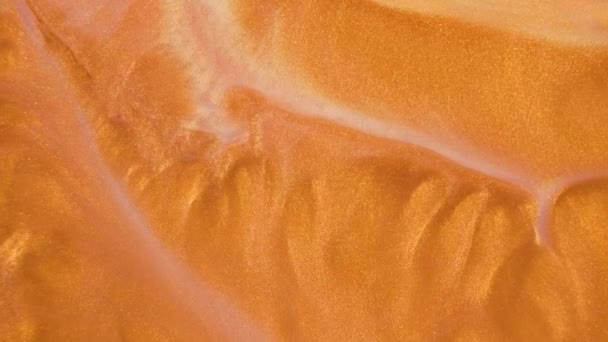 Barevný písek zlatý organicky pohybuje v barevné kapalině — Stock video