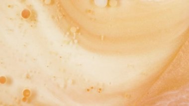 Renkli boya altın kabarcıkları organik kum sıvı içinde taşır