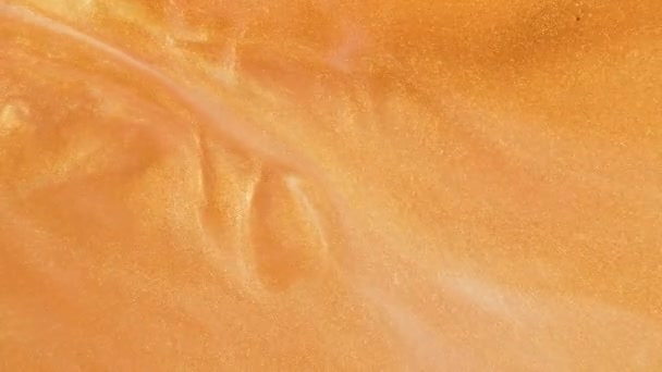 Areia dourada colorida se move organicamente em líquido colorido — Vídeo de Stock