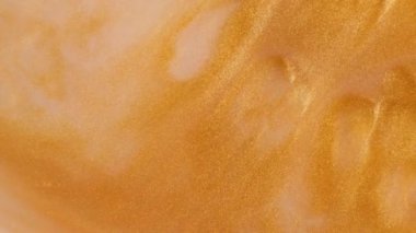 Renkli altın kum organik renkli sıvı içinde taşır