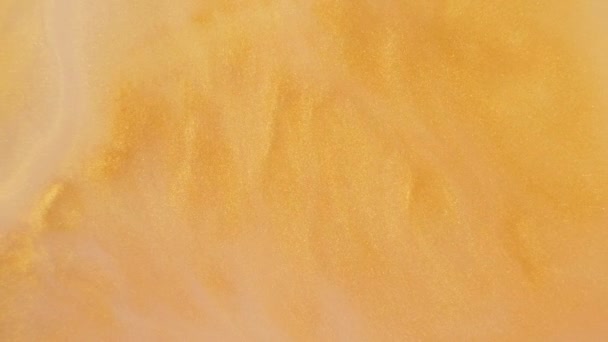 Барвистий золотий пісок органічно рухається в барвистій рідині — стокове відео