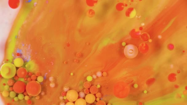 La peinture acrylique s'écoule organiquement dans le liquide — Video