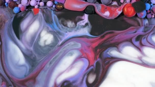 La peinture acrylique s'écoule organiquement dans le liquide — Video