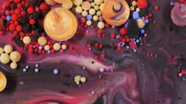 La peinture acrylique s'écoule organiquement dans le liquide — Video