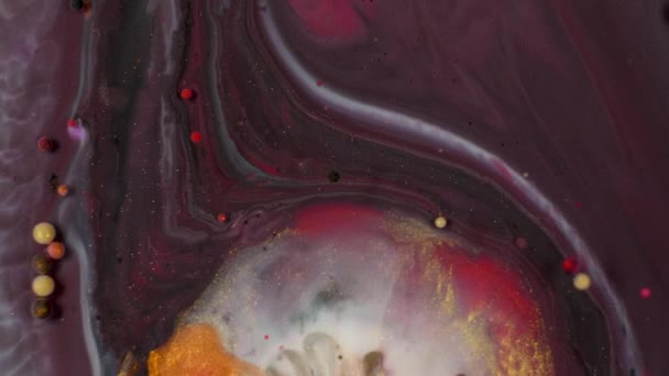 La peinture acrylique s'écoule organiquement dans le liquide — Video