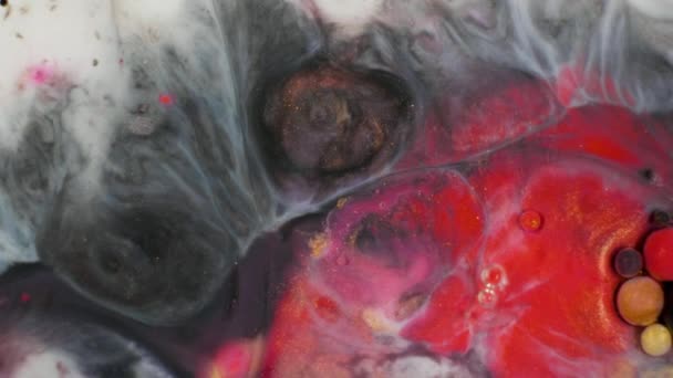 La peinture acrylique s'écoule organiquement dans le liquide — Video