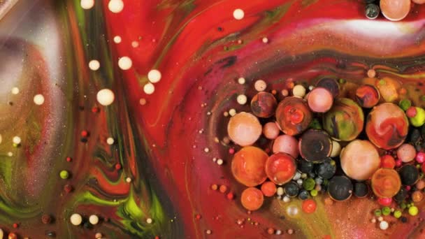 La peinture acrylique s'écoule organiquement dans le liquide — Video