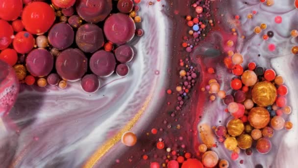 Акриловая краска органично течет в жидкости — стоковое видео