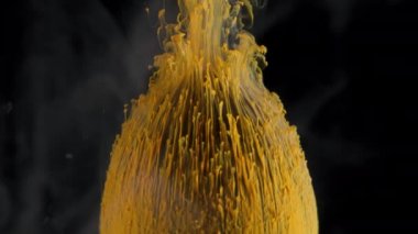 Çok renkli mürekkep boya yavaşça topdan akar