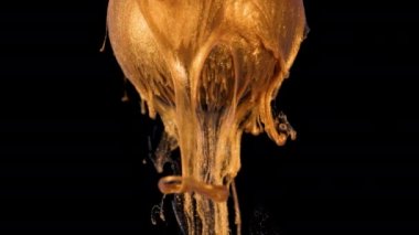 Altın parlaklık boya yavaşça topu akar