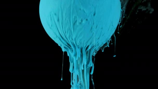 Farba atramentu wielokolorowego powoli płynie z piłki — Wideo stockowe