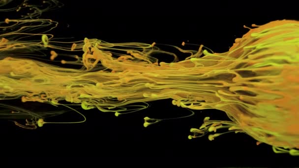 Tinta multicolorida flui lentamente da bola — Vídeo de Stock