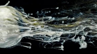 Altın parlaklık boya yavaşça topu akar