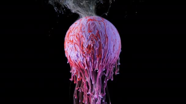 La vernice multicolore dell'inchiostro scorre lentamente dalla palla — Video Stock