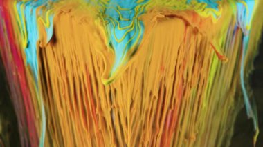 Çok renkli mürekkep boyası yavaşça sualtı küpten akar