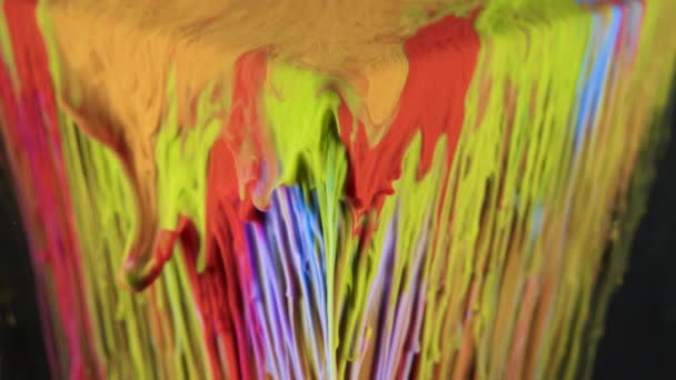 Çok renkli mürekkep boyası yavaşça sualtı küpten akar — Stok video