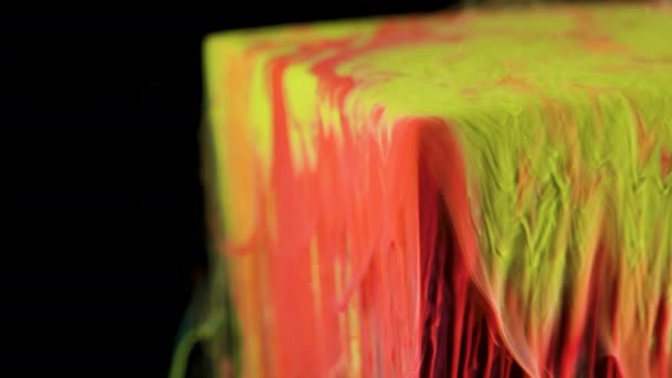 Flerfärgad bläck färg flödar långsamt från kuben under vattnet — Stockvideo