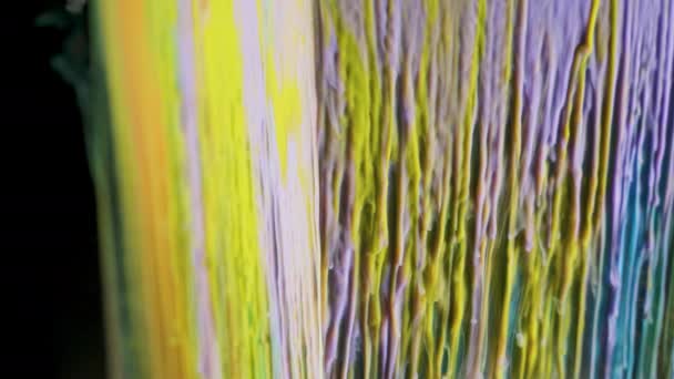 Pintura de tinta multicolor fluye lentamente del cubo bajo el agua — Vídeos de Stock