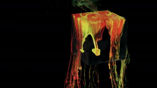 Pintura de tinta multicolor fluye lentamente del cubo bajo el agua — Vídeo de stock