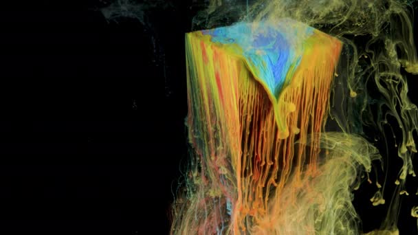 La vernice multicolore dell'inchiostro scorre lentamente dal cubo sott'acqua — Video Stock