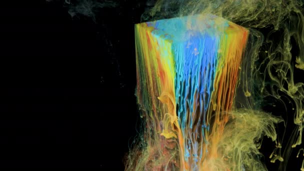 Πολύχρωμη μπογιά μελανιού ρέει αργά από τον κύβο υποβρύχια — Αρχείο Βίντεο