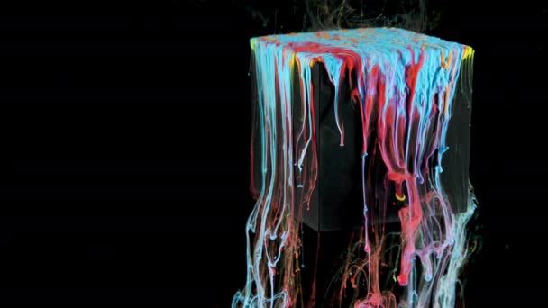 La vernice multicolore dell'inchiostro scorre lentamente dal cubo sott'acqua — Video Stock